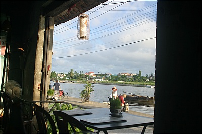 Aussicht auf Strasse und Fluss in Hoi An